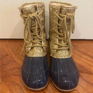 Ladies two tone lace up duck boots